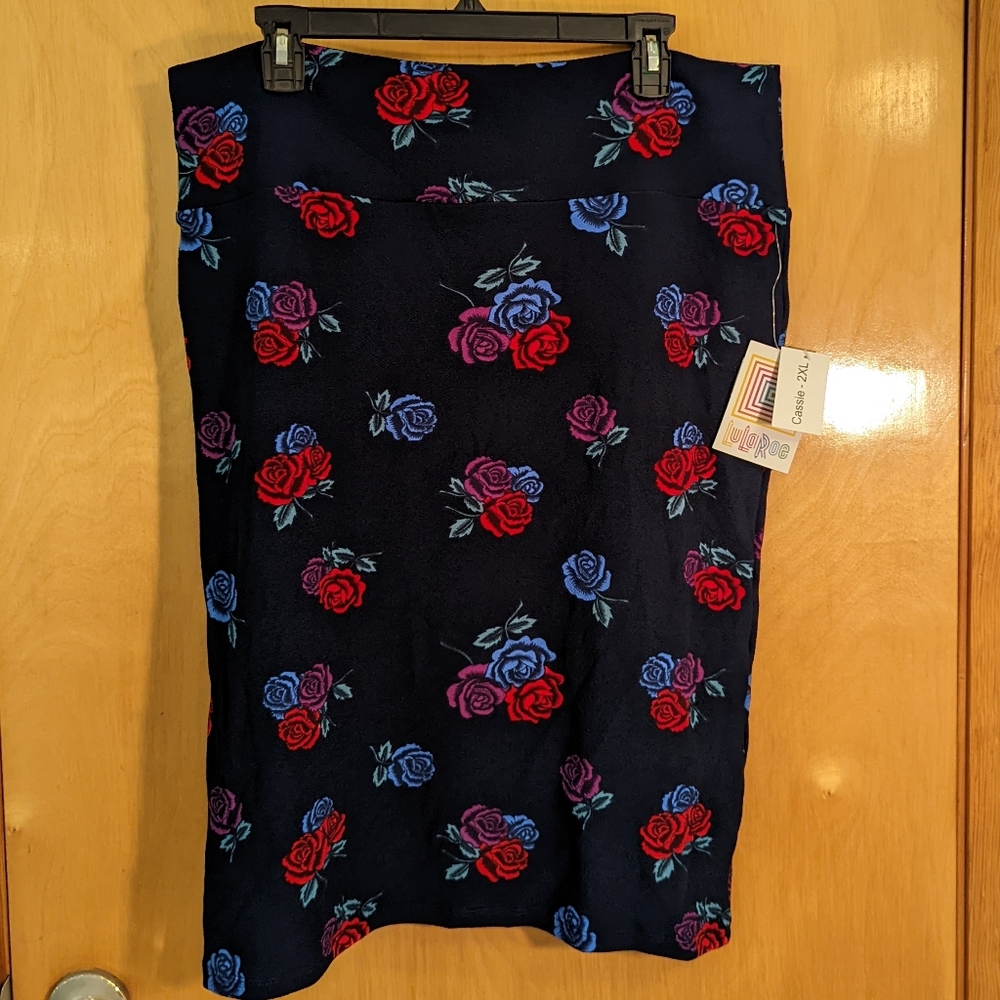 NWT LuLaRoe 2XL Cassie Navy background
